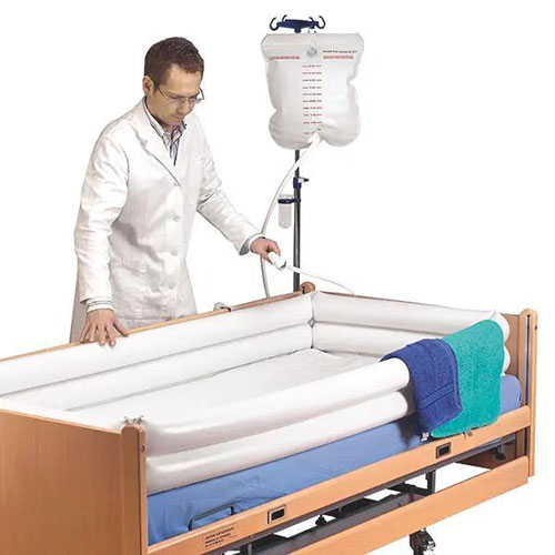 Eine Bettbadewanne in weiß zum aufblasen und hier in einem Krankenbett mit Arzt daneben präsentiert.jpg